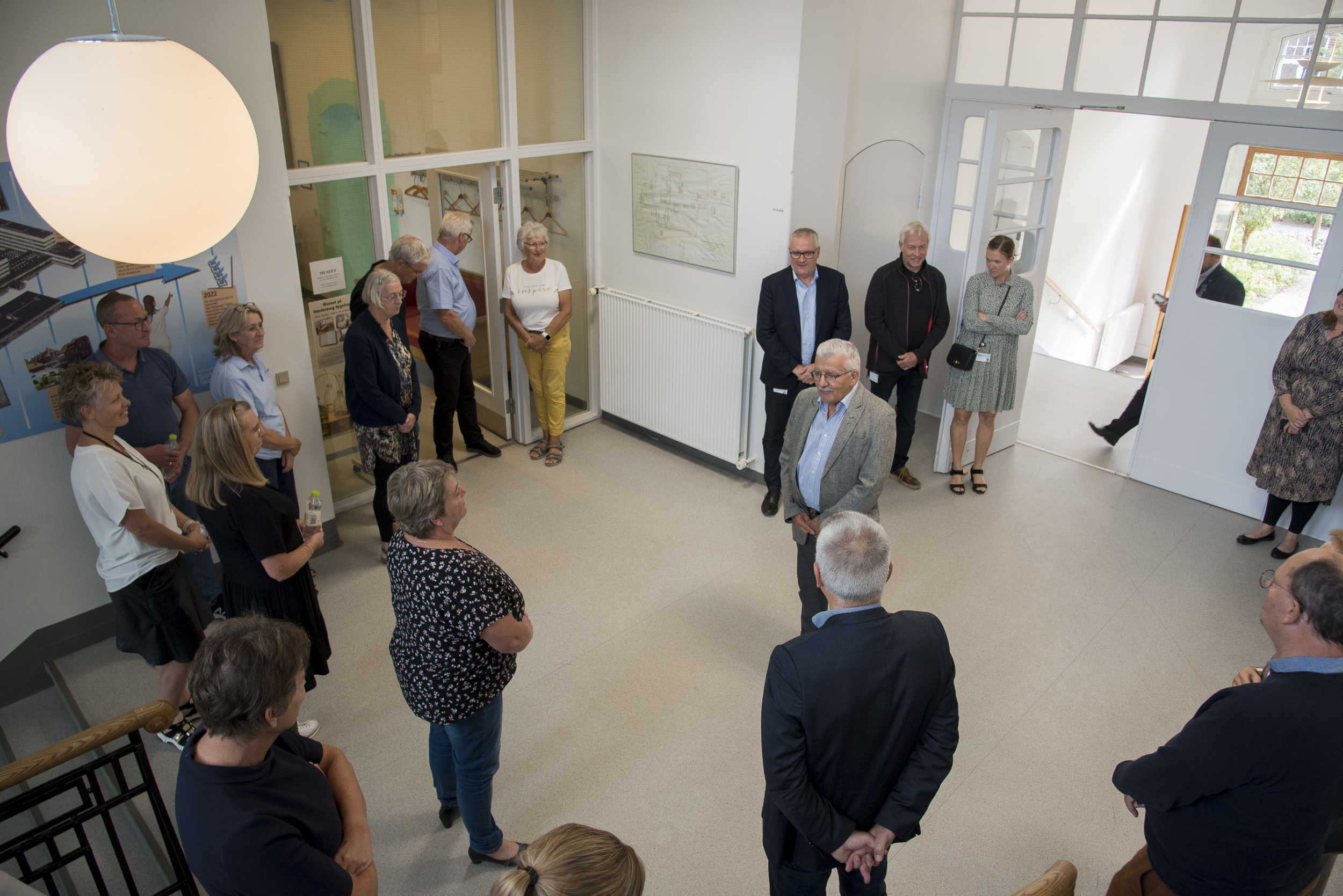 Formand for museet Bent Jensen byder velkommen i forhallen i det oprindelige gamle feltlazaret, som nu huset sygehusets museum.