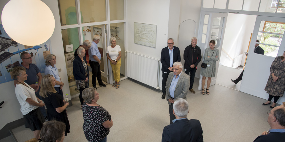 Formand for museet Bent Jensen byder velkommen i forhallen i det oprindelige gamle feltlazaret, som nu huset sygehusets museum.