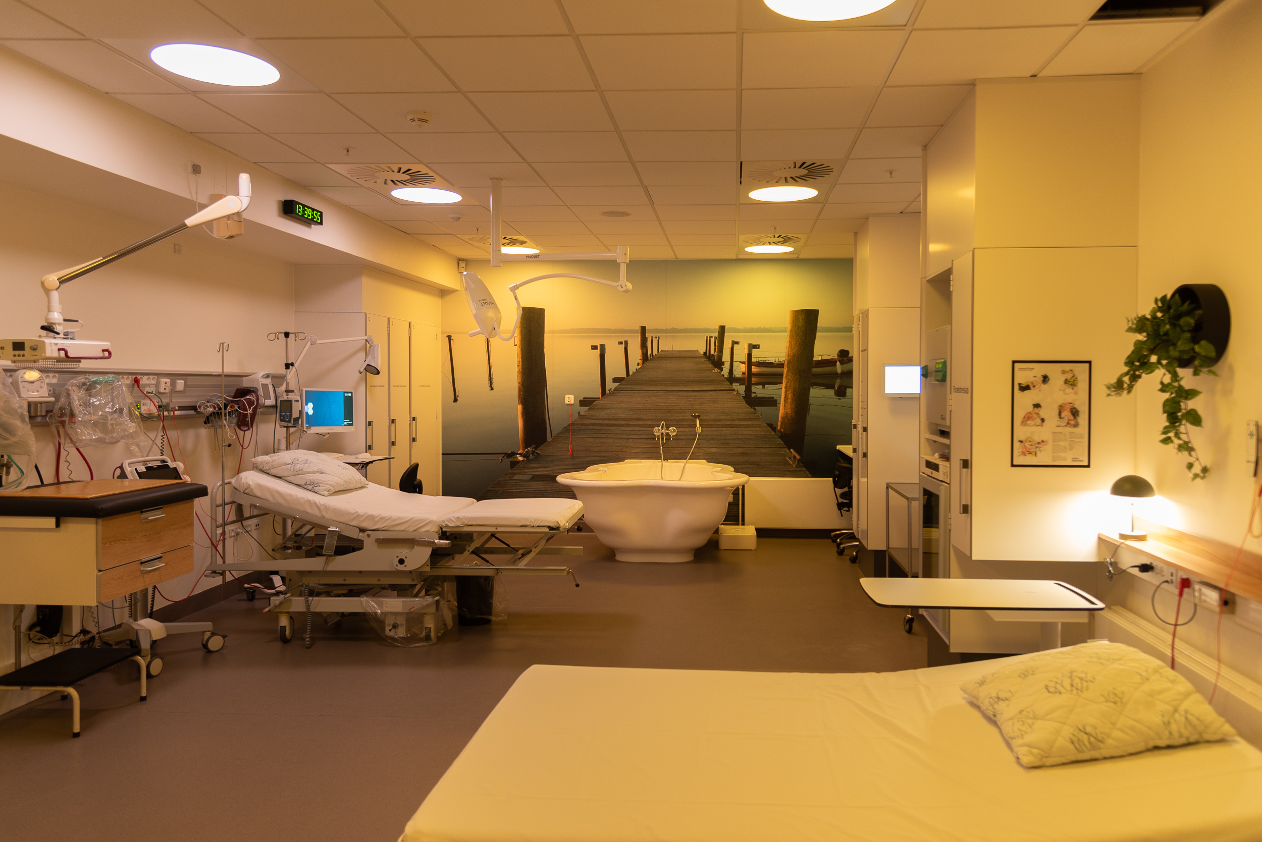 Sådan ser der ud på fødestuen. Den er udstyret med en sanseskærm med tilhørende lyd og lys.