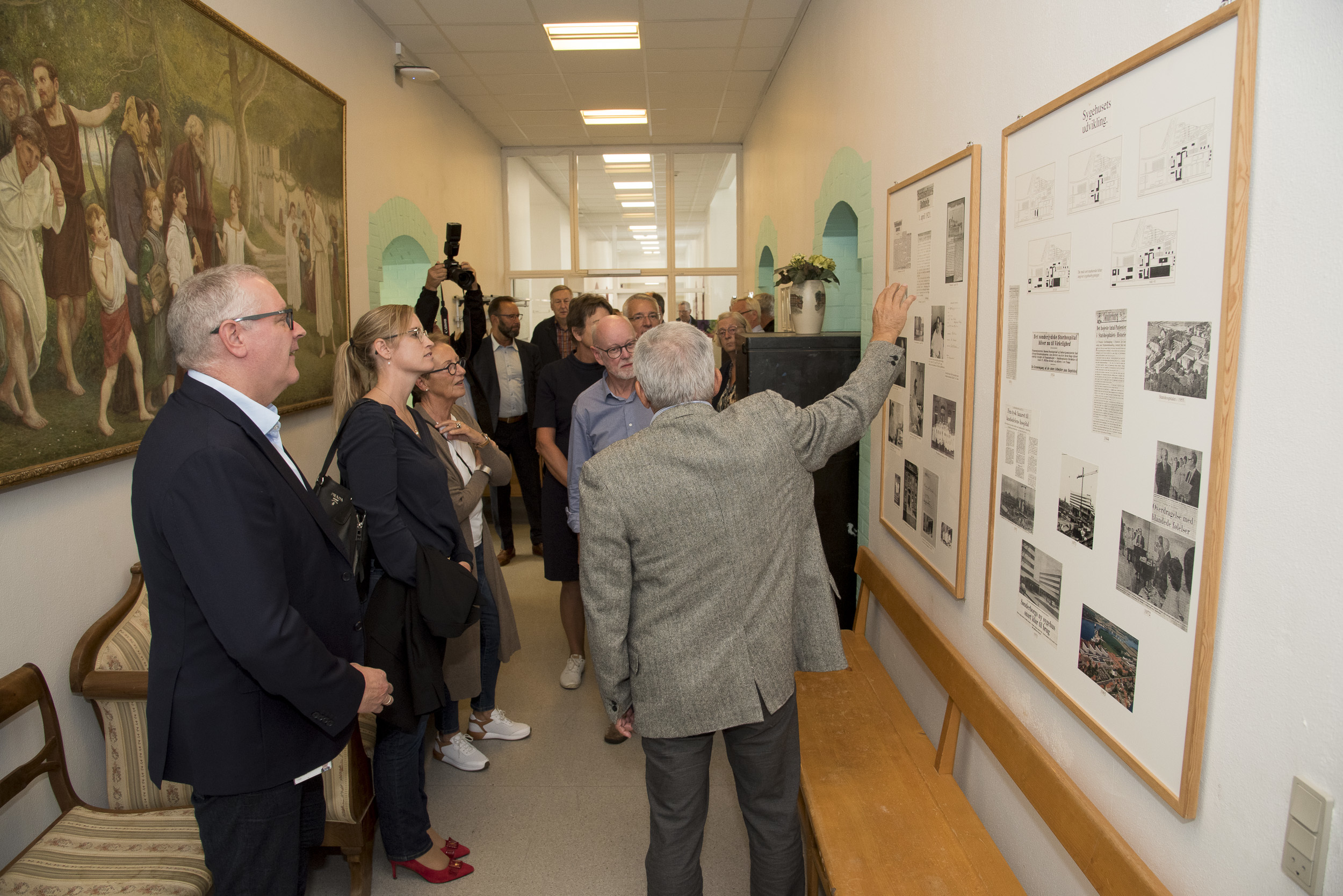Bent Jensen fortæller de fremmødte gæster om sygehusets historie.