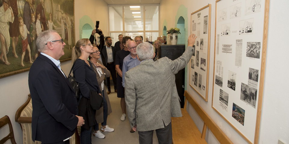 Bent Jensen fortæller de fremmødte gæster om sygehusets historie.