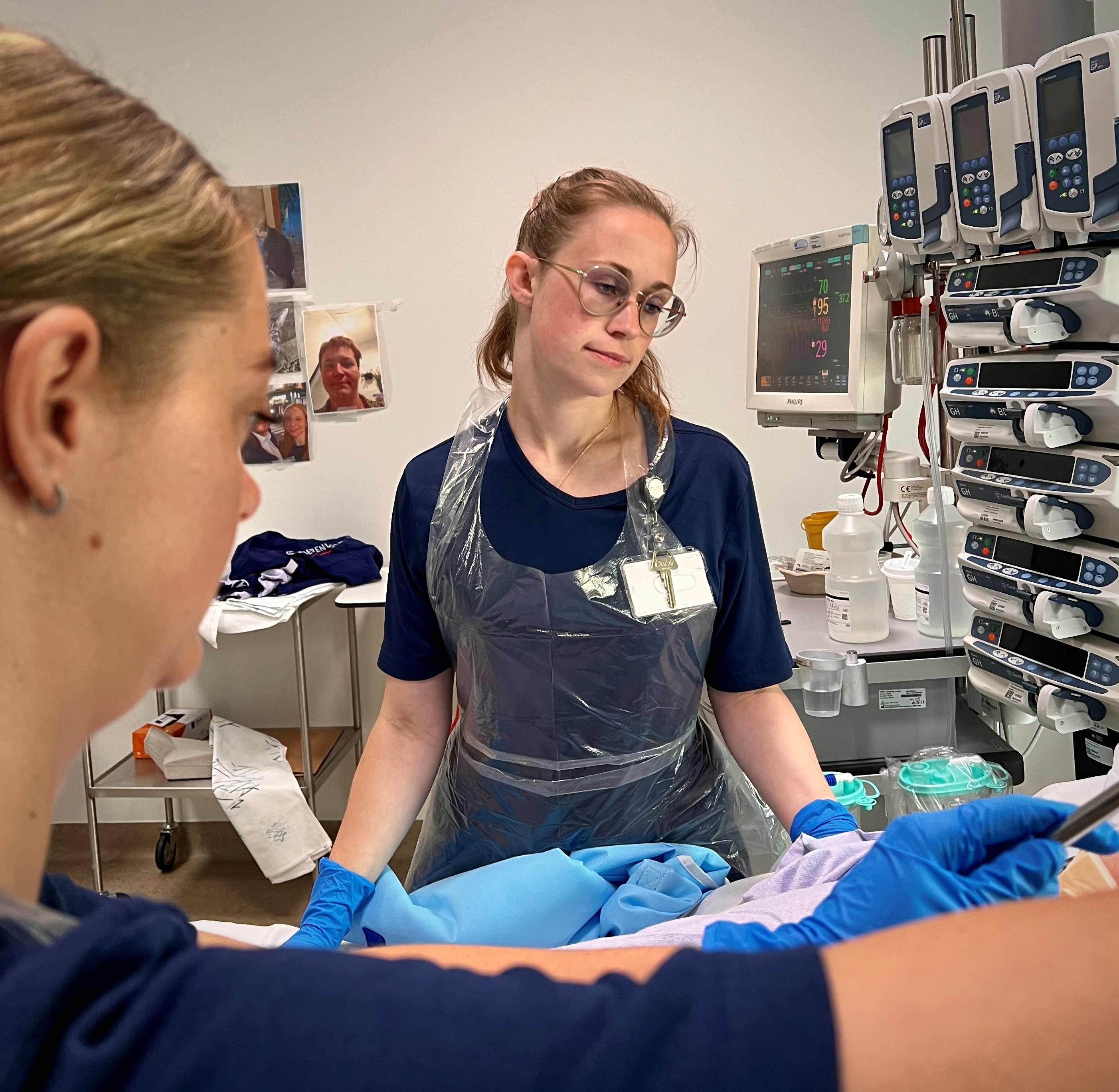 Fysioterapeut Anita Johansen og en kollega taler med en patient på intensivafdelingen inden træning. Det er situationer som denne, fysioterapeut Dorthe Mailand Højer omtaler.