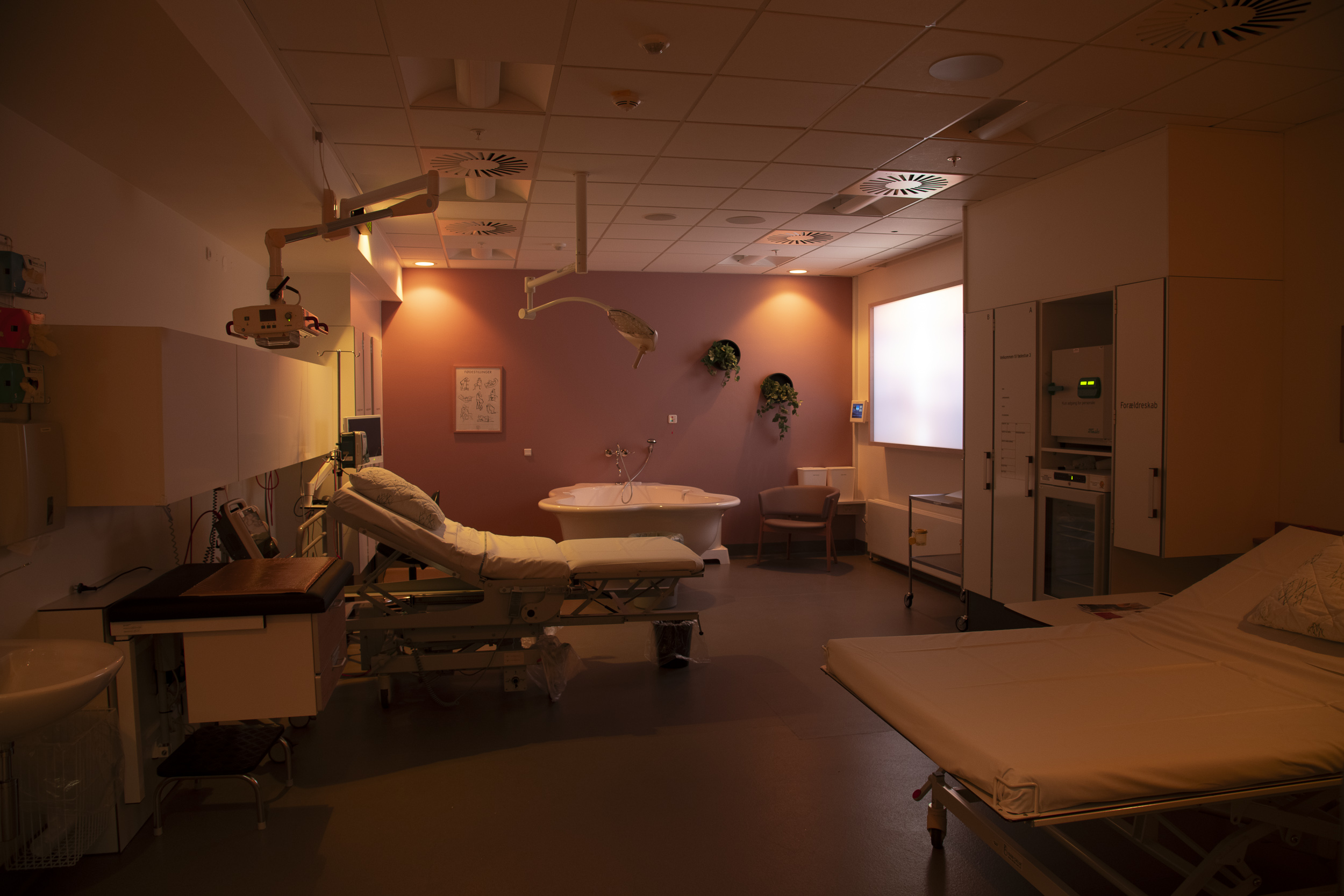 Sådan ser der ud på fødestuen. Den er udstyret med en sanseskærm med tilhørende lyd og lys.