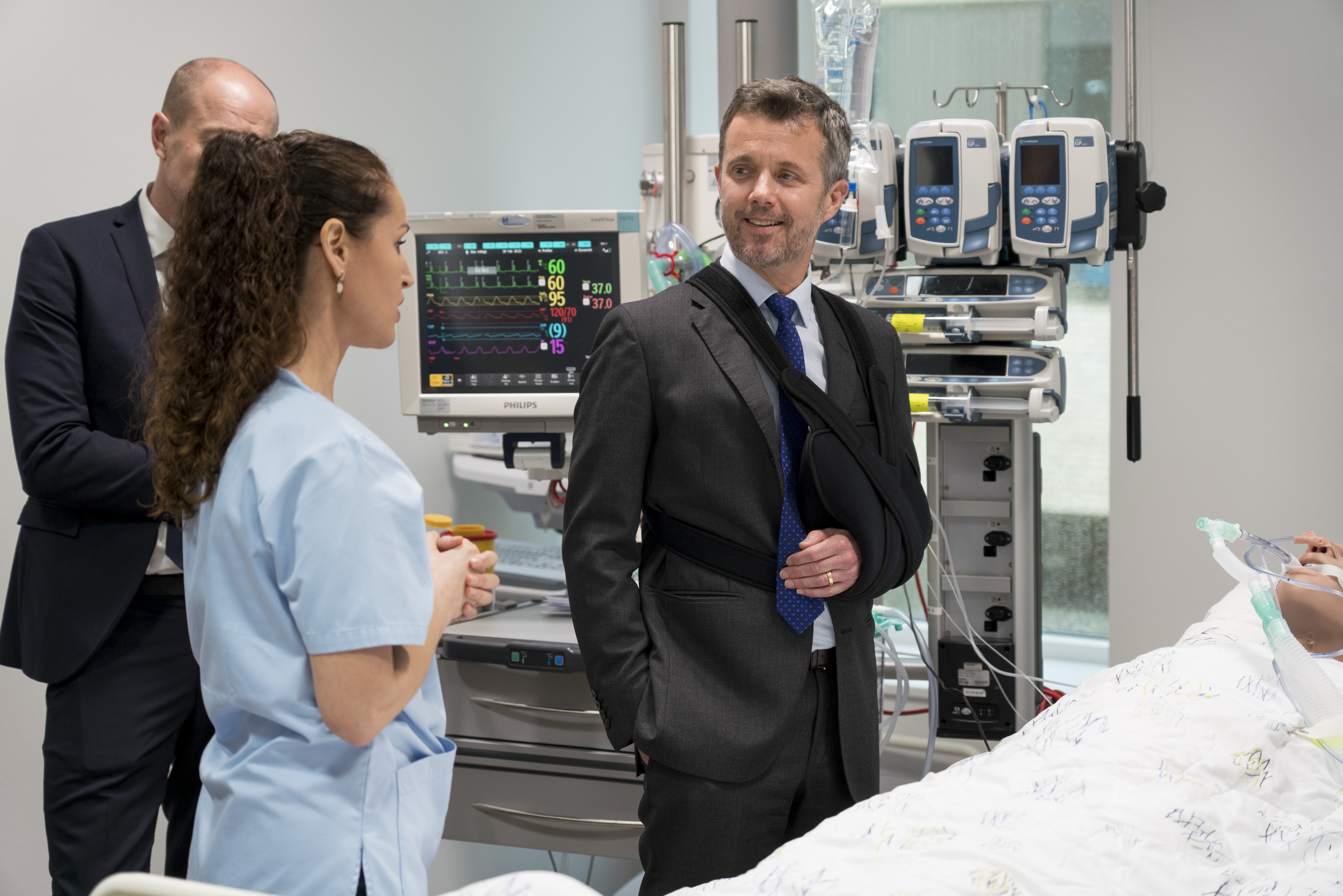 Intensivsygeplejerske Hajrije Gajtani viser en intensivstue frem for kronprinsen og ældre- og sundhedsministeren