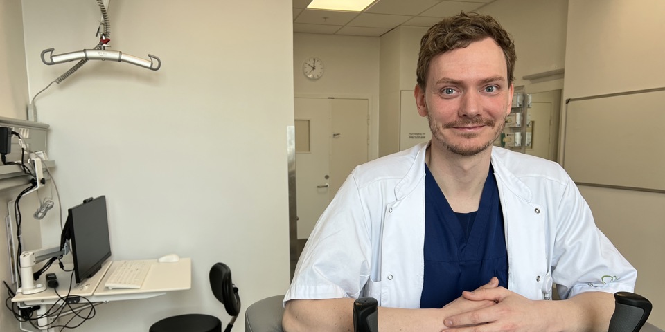 Kevin Nygaard er Ph.d –studerende på Sygehus Sønderjylland og har lavet forskningsprojektet blandt 129 hoftebrudspatienter på Sygehus Sønderjylland. Her står han ved et af de hjælpemidler, som hofteopererede bruger, når de skal genoptrænes efter en operation.