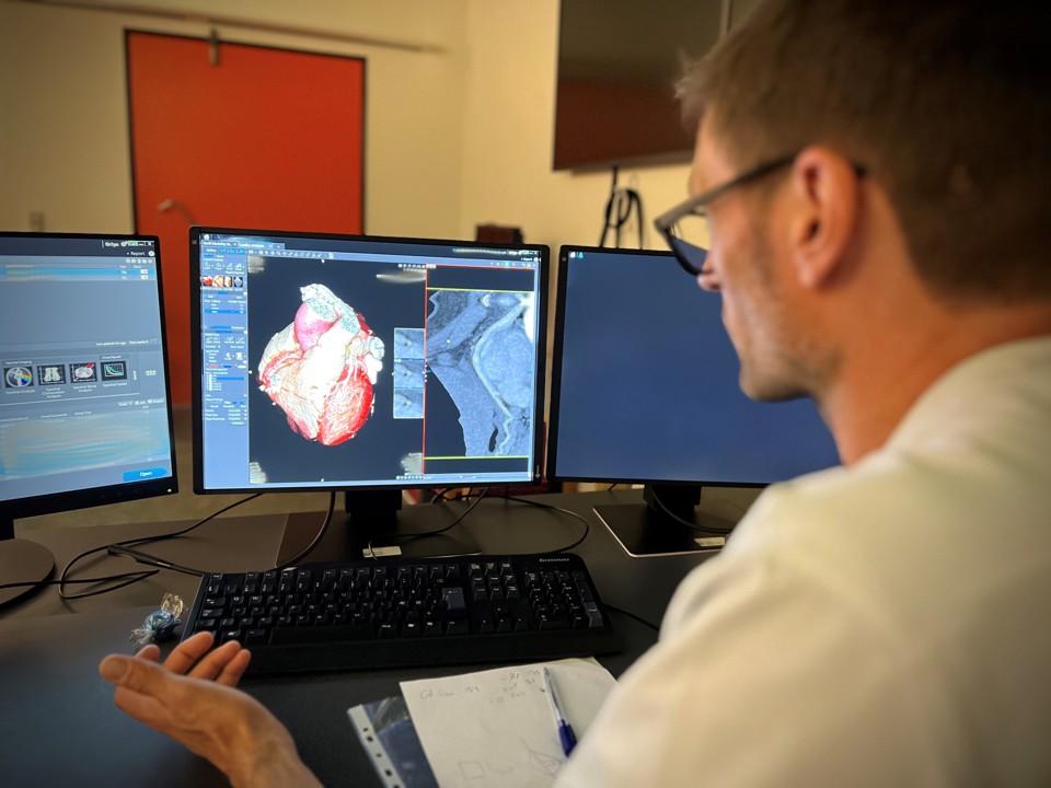 Frank Peter Elpert sidder ved computerskærmen og ser på et hjerte. Scanningen er foretaget få minutter forinden i en CT-scanner i Sønderborg. Frank Peter Elpert er overlæge i afdelingen for Hjertesygdomme og sidder i Aabenraa.