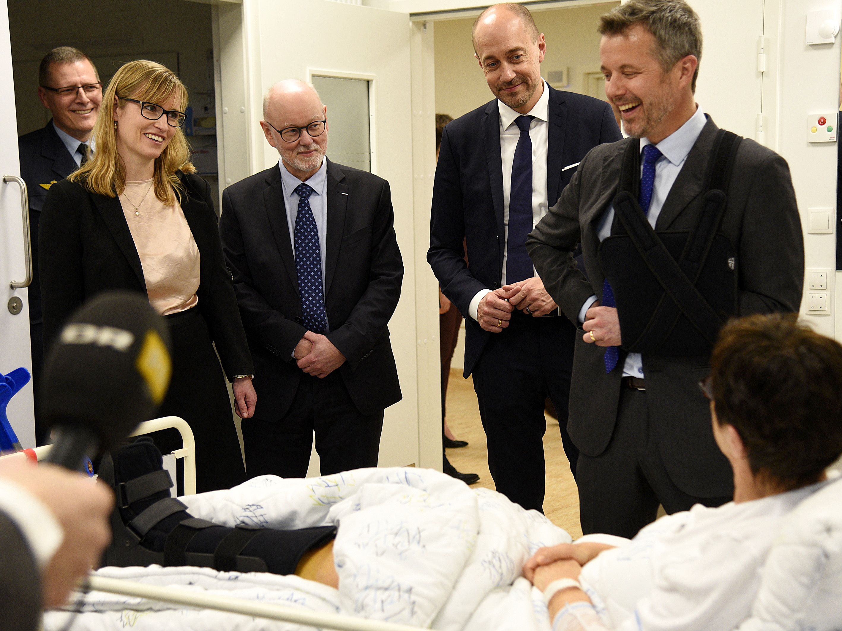 Kronprinsen på besøg hos patienten Vera Jensen.