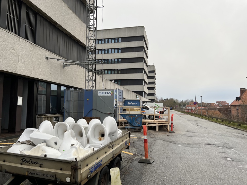 Renoveringen af specialsygehuet i Sønderborg er allerede gået i gang. Byggepladsen bliver afspærret og kommer til at optage plads.