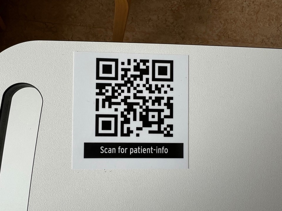 QR koden sidder på sengebordene 